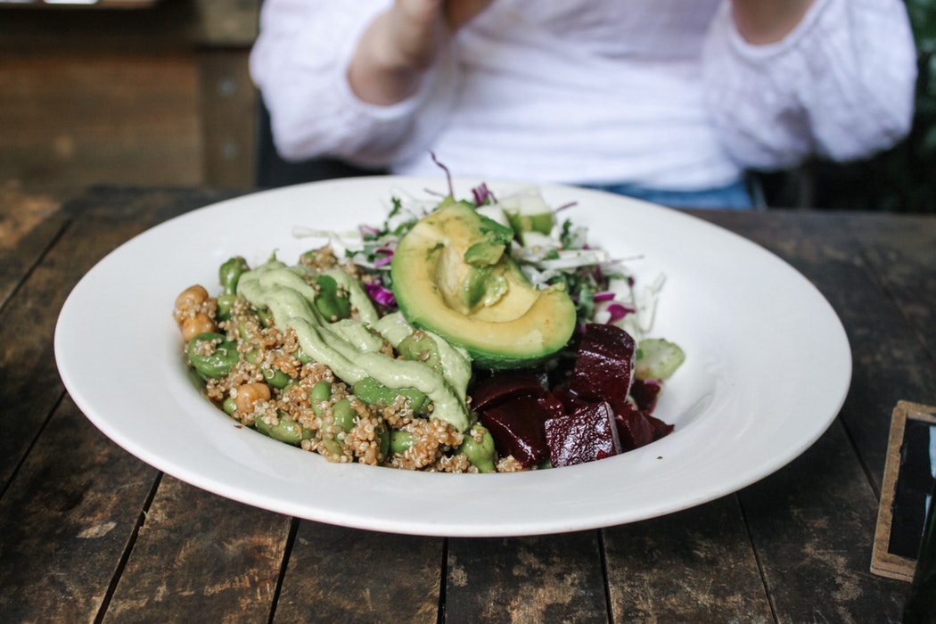 plato de quinoa con guisantes, betarraga, repollo y media palta