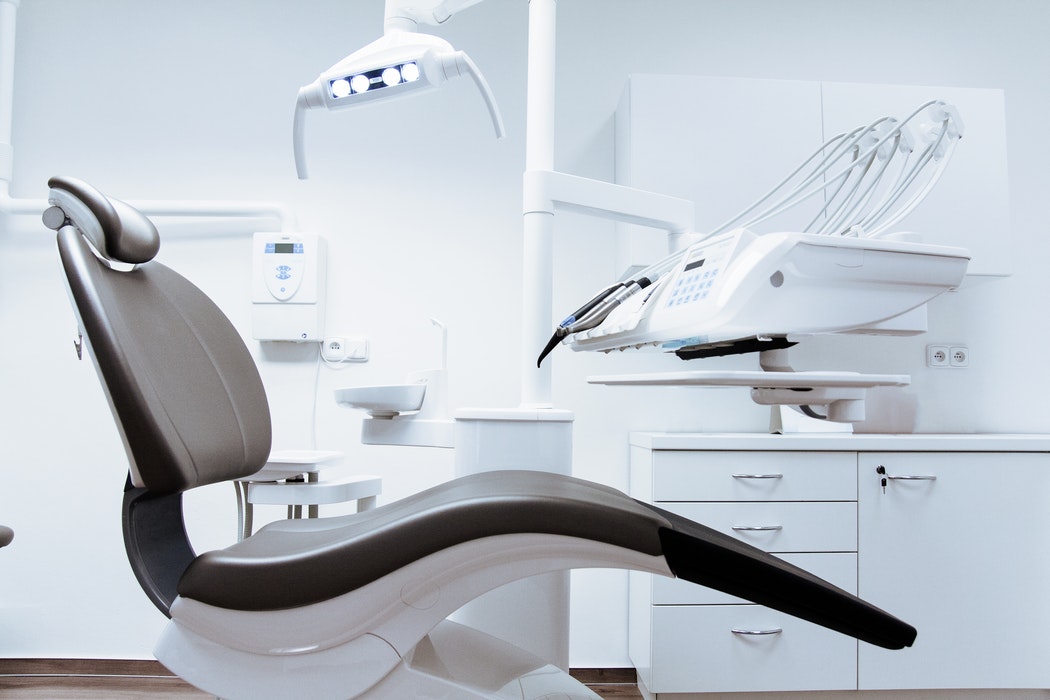 sala con sillón dental y maquinaria odontológica